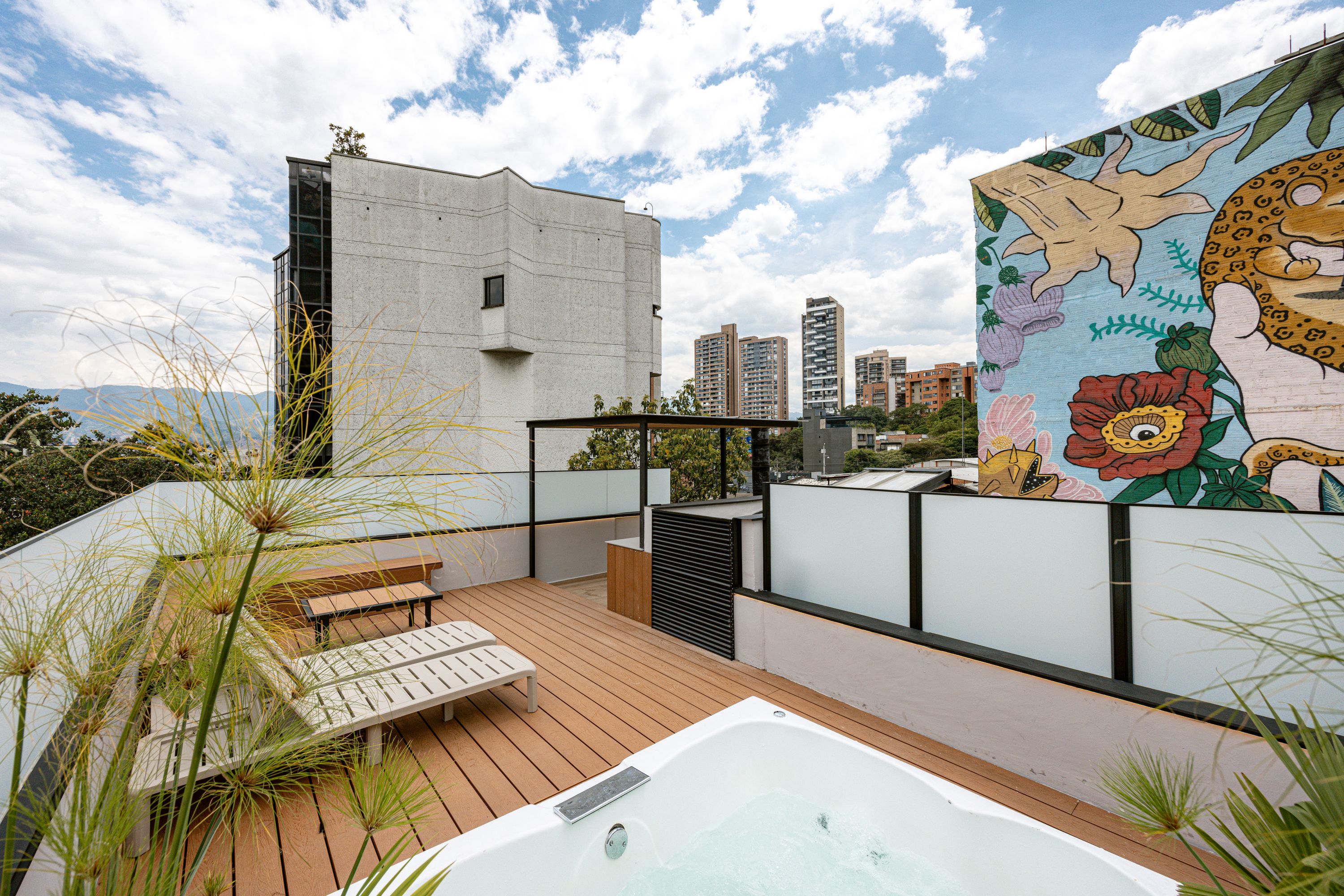 Ll301 Lujo en Parque Lleras · 4 habitaciones · Rooftop con jacuzzi (1/8)