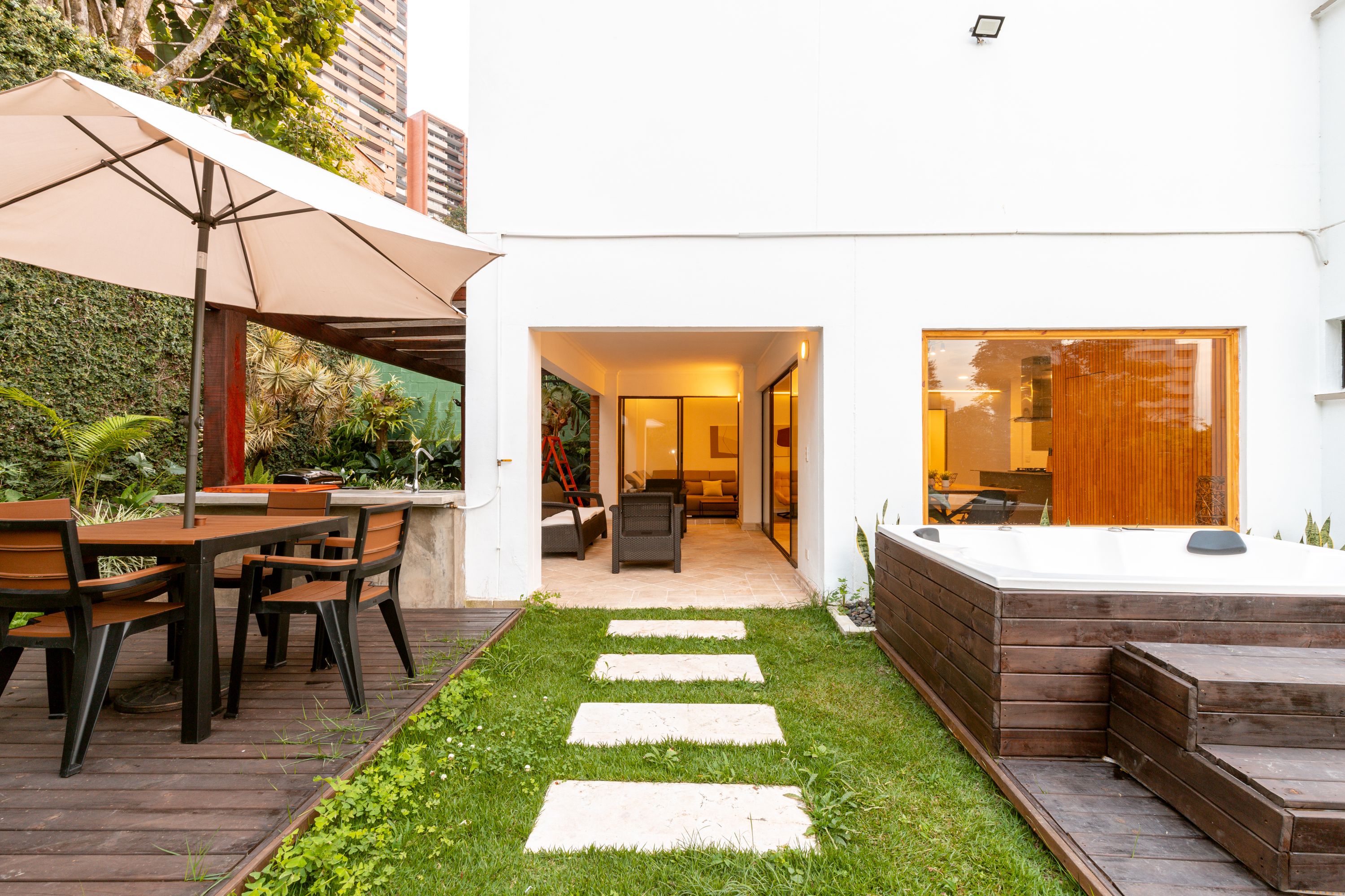 A101 Casa de lujo en El Tesoro · 4 habitaciones · Jacuzzi y jardín (1/8)