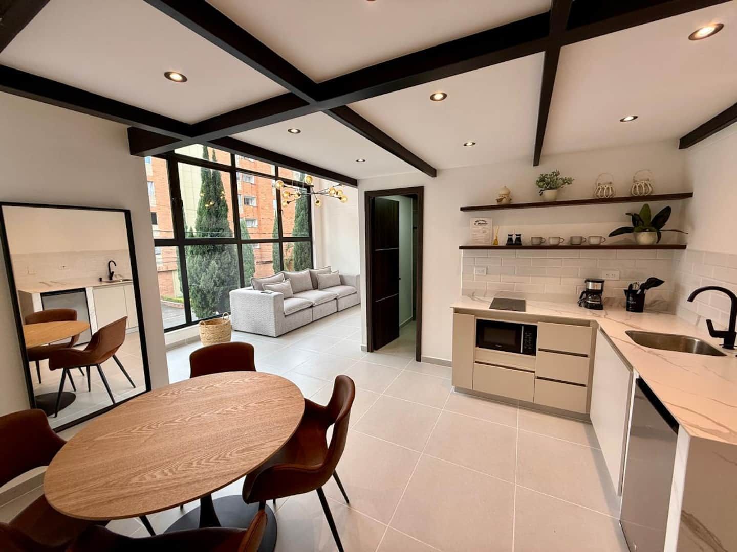 D209 Duplex Suite in Laureles| Work Desk & A/C (1/5)