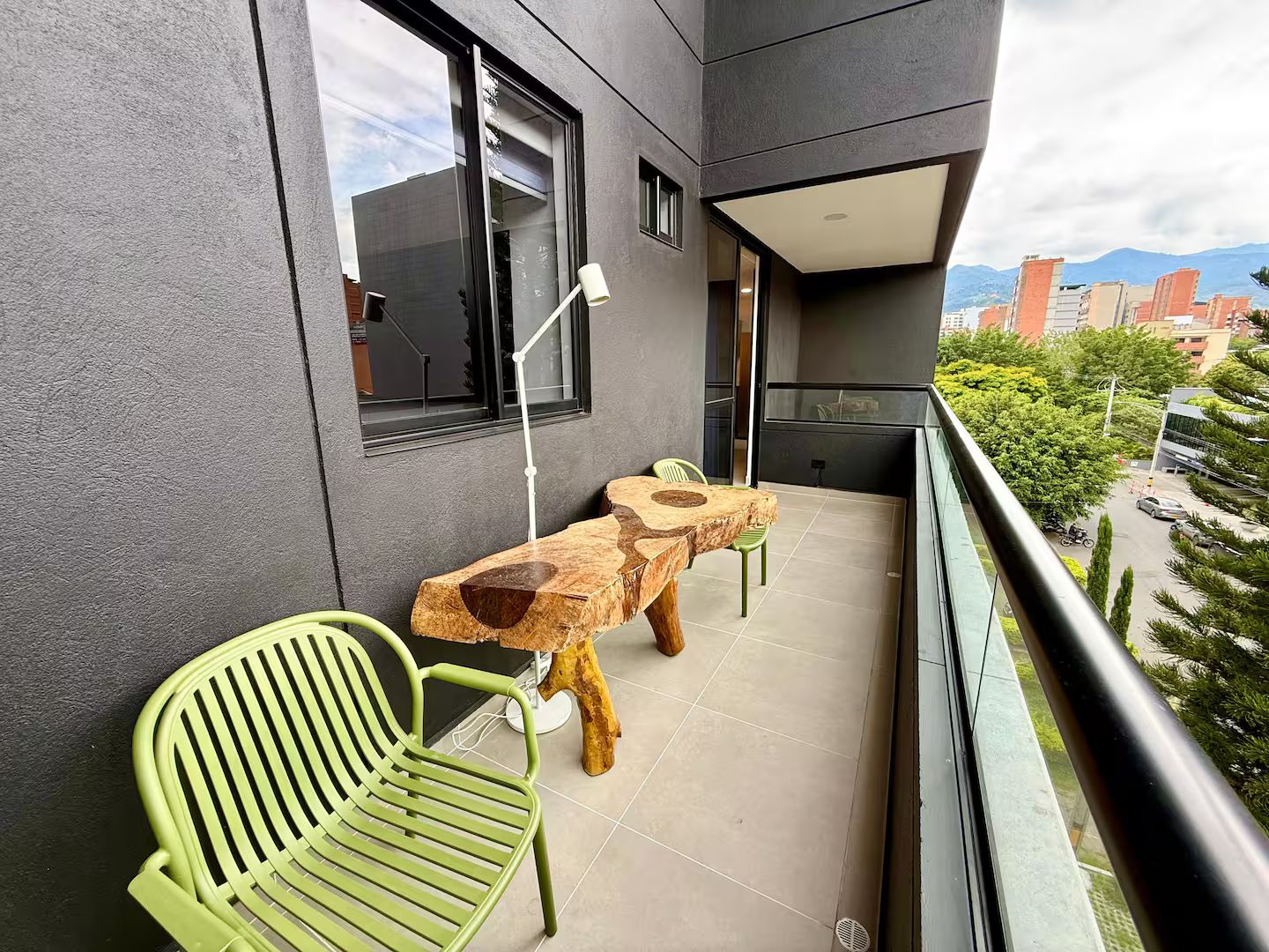 D402 Apartmento de 1 habitación y 1.5 baños Laureles | con Balcó & A/C (1/8)
