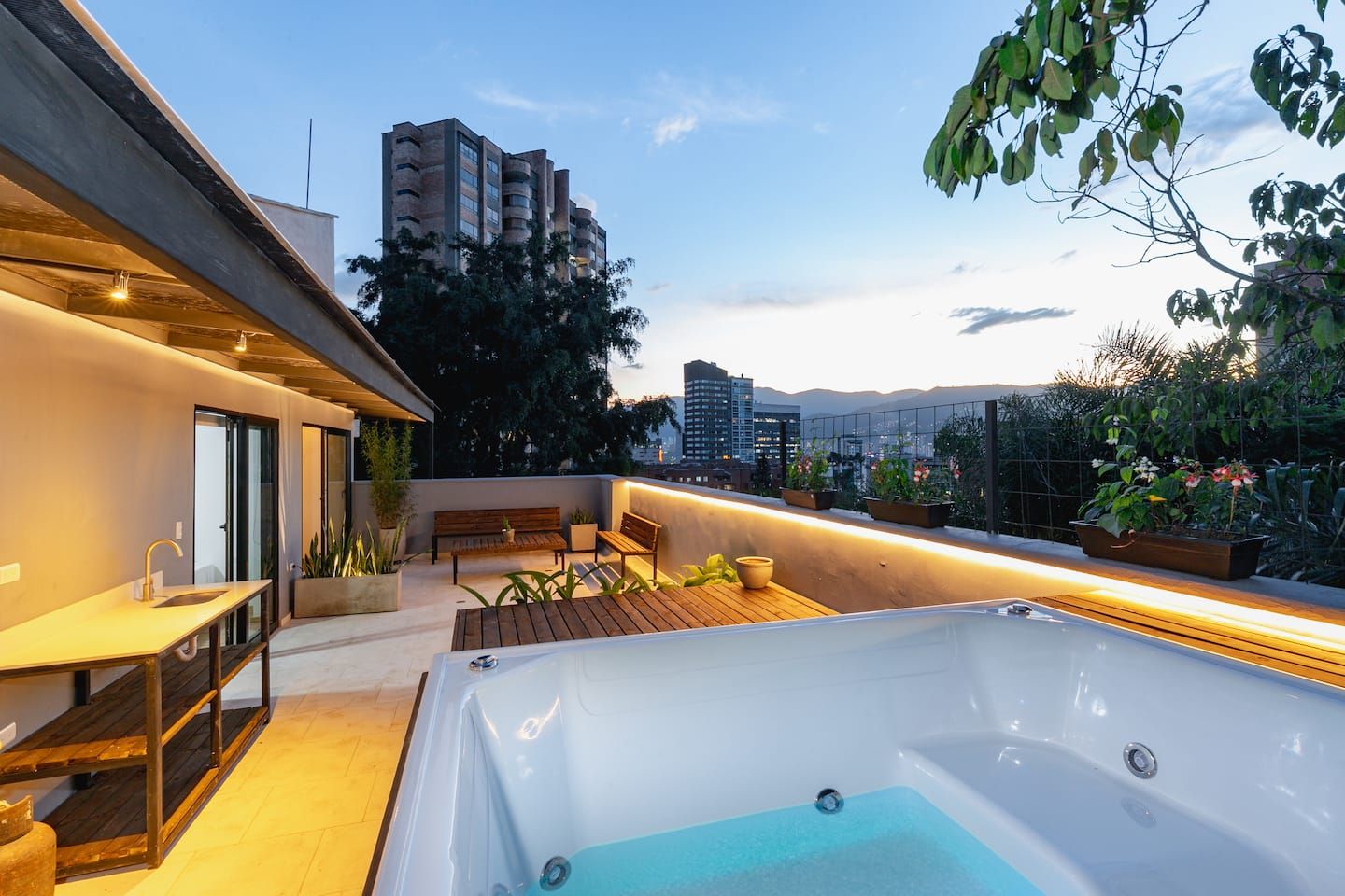 Ba4 Apartamento de 9 habitaciones con terraza y jacuzzi en el Poblado (1/8)